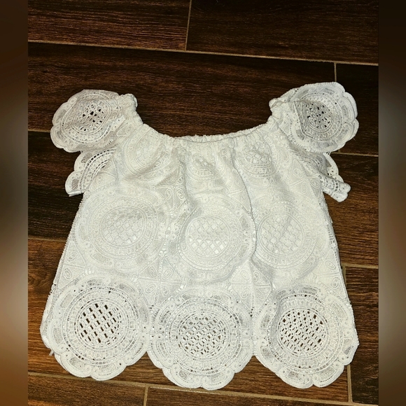 bebe Tops - BEBE WHITE TOP NWOT SZ MEDIUM